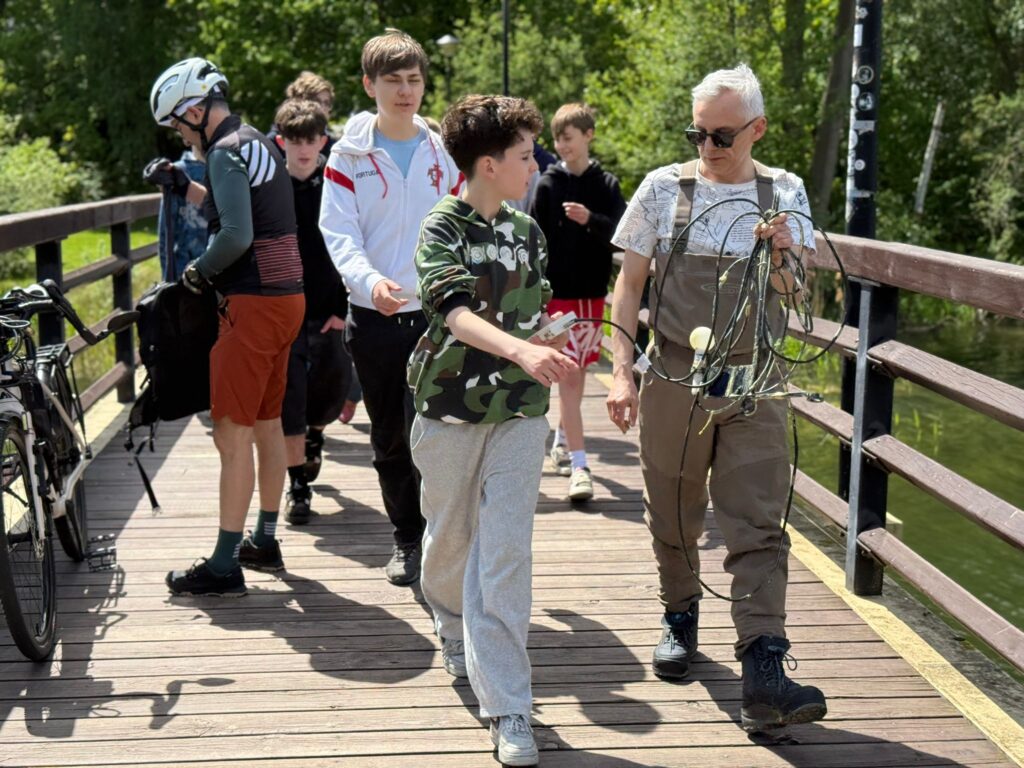Jak zmierzyć nasłonecznienie wody? „Życie nad wodą” – relacja z warsztatów edukacyjnych nad Jeziorem Długim